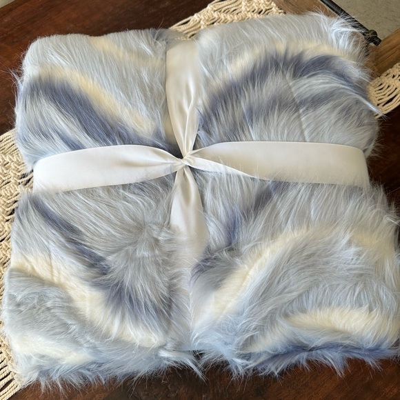 Ugg Rosia Throw in Lt. Ice - 50” x 70” - New with Tags - Picture 3 of 3